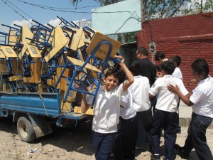 Tegucigalpa Rotarian Jimmy Dacarrett delivering desks